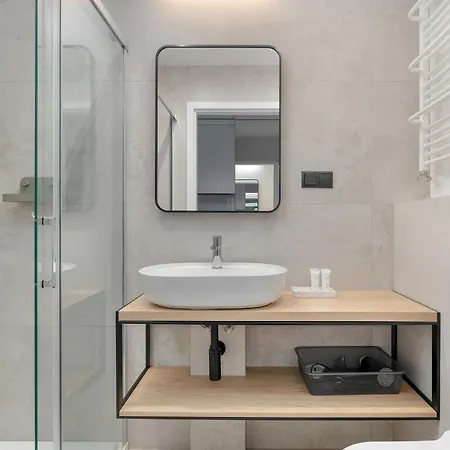 Modern In The Centre Of By Renters アパート